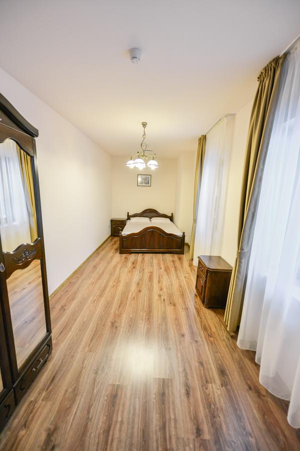 Hotel Le Petit Paris à Cluj-Napoca Extérieur photo