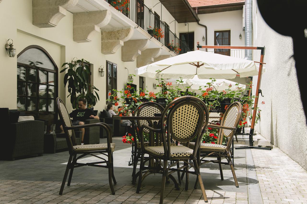 Hotel Le Petit Paris à Cluj-Napoca Extérieur photo