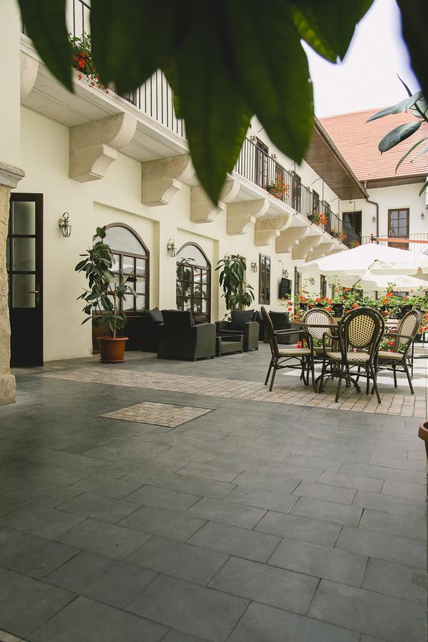 Hotel Le Petit Paris à Cluj-Napoca Extérieur photo